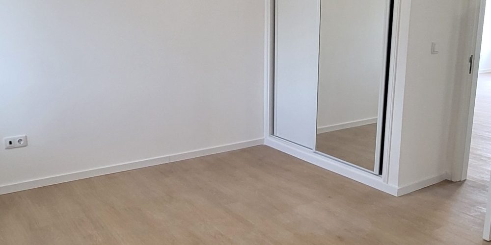 Quarto 1 com roupeiro